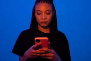 Perdre l'accès à son compte de paris en ligne peut être une source de stress considérable. Imaginez : vous êtes sur le point de placer un pari sur un match important, et soudain, impossible de vous connecter ! Votre mot de passe ne fonctionne plus, ou pire encore, vous avez changé de téléphone et perdu toutes vos informations de connexion.
Les différentes méthodes d'inscription sur MelBet
Avant d'aborder les solutions de récupération, rappelons les diverses façons dont vous avez pu créer votre compte initialement.  Freepick
Cette information est essentielle car la méthode de récupération dépendra souvent de votre mode d'inscription. Les utilisateurs africains qui souhaitent une expérience optimale de paris sportifs peuvent télécharger MelBet sur leur appareil mobile pour profiter de toutes les fonctionnalités sans interruption. Cette application offre non seulement une meilleure réactivité par rapport à la version navigateur, mais également des notifications personnalisées qui vous alertent des matchs importants et des promotions exclusives. La stabilité de connexion, souvent problématique dans certaines régions, est également améliorée sur l'application dédiée.
MelBet propose quatre méthodes d'inscription principales :
Par e-mail - Nécessite une adresse e-mail valide et la création d'un mot de passe
Par numéro de téléphone - Utilise un SMS de confirmation pour vérifier votre identité
En un clic - La méthode la plus rapide, mais avec moins d'options de récupération
Via réseaux sociaux/messageries - Connecte votre compte à un profil existant
La méthode que vous avez choisie lors de l'inscription influencera directement vos options de récupération. Gardez cela à l'esprit pour la suite !
Récupération de compte avec une adresse e-mail
L'e-mail reste le moyen le plus fiable pour récupérer l'accès à votre compte MelBet. Si vous vous souvenez de l'adresse utilisée lors de l'inscription (et y avez toujours accès), vous êtes déjà à mi-chemin de la solution.
Voici la procédure à suivre :
Accédez à la page de connexion de MelBet sur votre téléphone
Appuyez sur l'option "Mot de passe oublié" généralement située sous le formulaire de connexion
Entrez l'adresse e-mail associée à votre compte
Vérifiez votre boîte de réception pour un message de réinitialisation
Suivez le lien contenu dans l'e-mail pour créer un nouveau mot de passe
N'oubliez pas de vérifier votre dossier de spam si vous ne recevez pas l'e-mail dans les minutes qui suivent !
Récupération via numéro de téléphone
Vous ne vous rappelez plus de votre e-mail, mais vous utilisez toujours le même numéro de téléphone ? Parfait ! La récupération par SMS est presque aussi efficace.
Cette méthode est particulièrement appréciée en Afrique, où l'utilisation du téléphone mobile est souvent privilégiée à celle de l'e-mail. Le processus est simple et sécurisé.
Pour récupérer votre compte via SMS :
Sur l'écran de connexion, sélectionnez "Problèmes de connexion"
Choisissez l'option de récupération par téléphone
Saisissez votre numéro complet avec l'indicatif pays correct
Attendez la réception du code de vérification (généralement sous 2 minutes)
Entrez ce code dans l'application pour confirmer votre identité
Si le code n'arrive pas, patientez environ 5 minutes avant de demander un nouveau envoi. Les réseaux mobiles peuvent parfois être surchargés.
Que faire si votre numéro n'est plus actif ?
C'est là que les choses se compliquent un peu. Si vous avez changé de numéro depuis votre inscription, vous devrez probablement passer à la méthode suivante. Mais avant, essayez de vous connecter avec votre ancien numéro si vous vous en souvenez - parfois, les informations sont encore en mémoire dans l'application.
Utilisation du support client pour les cas complexes
Quand toutes les méthodes automatisées échouent, le service client devient votre meilleur allié. Pour maximiser vos chances de récupération, préparez ces informations avant de les contacter :
Votre nom complet tel qu'inscrit sur le compte
Tout numéro de téléphone ou e-mail que vous pensez avoir utilisé
La date approximative de création du compte
Des détails sur vos dernières transactions (montants, types de paris)
Toute preuve d'identité que vous pourriez fournir
Le délai de traitement pour ce type de demande varie généralement entre 24 et 72 heures. Soyez patient... mais persistant ! Un suivi régulier de votre demande peut parfois accélérer le processus.
Contact du support : vous pouvez généralement les joindre via le chat en direct sur le site, par e-mail ou via les coordonnées indiquées dans la section "Contactez-nous".
Sécurité du compte après récupération
Vous avez réussi à récupérer votre compte ? Excellent ! Mais le travail n'est pas terminé. Après une période sans accès, il est crucial de vérifier que tout est en ordre.
Premièrement, examinez l'historique des connexions récentes. La plupart des plateformes de paris, y compris MelBet, conservent ces informations. Vérifiez si des connexions suspectes ont eu lieu pendant votre absence.  Freepik
Ensuite, passez en revue l'historique de vos transactions. Assurez-vous que tous les dépôts, retraits et paris correspondent à vos activités. Le moindre mouvement suspect doit être immédiatement signalé au support.
Enfin, mettez à jour l'ensemble de vos paramètres de sécurité :
Changez votre mot de passe (évidemment)
Associez un nouvel e-mail de récupération si nécessaire
Vérifiez les appareils autorisés à se connecter
Revoyez les limites de dépôt et de retrait
Ces vérifications peuvent sembler fastidieuses, mais elles sont essentielles pour protéger vos fonds et votre identité en ligne.
Ne plus jamais perdre l'accès : conseils d'un habitué
La perte d'accès à un compte de paris peut arriver à n'importe qui. J'ai personnellement vécu cette situation et c'est toujours stressant. Surtout quand on a des fonds en jeu !
Ma recommandation principale ? Utilisez plusieurs méthodes de récupération. Ne vous fiez pas uniquement à votre e-mail ou à votre téléphone. Plus vous avez d'options de récupération, mieux c'est.
Et si vous êtes du genre à oublier facilement vos mots de passe, envisagez sérieusement un gestionnaire de mots de passe. Ces applications sécurisées stockent tous vos identifiants et peuvent même générer des mots de passe complexes à votre place.
Perdre l'accès à son compte de paris n'est jamais agréable, mais avec les bonnes démarches, ce n'est qu'un obstacle temporaire. Bonne chance et jouez responsablement !
