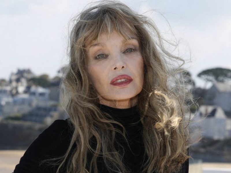 Quel âge a Arielle Dombasle ?